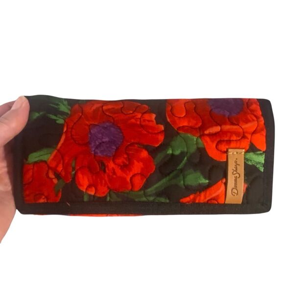 Donna Sharp Red Poppy Wristlet Quilted Wallet Vibrant Floral Red Black Print - Picture 2 of 10